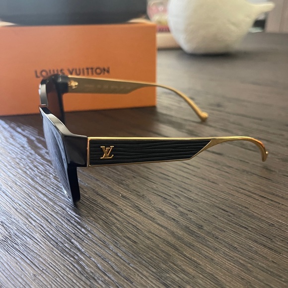 LOUIS VUITTON
Blk Acetate and Epi Leather Frame Sunglasses Z0869W - Picture 7 of 10